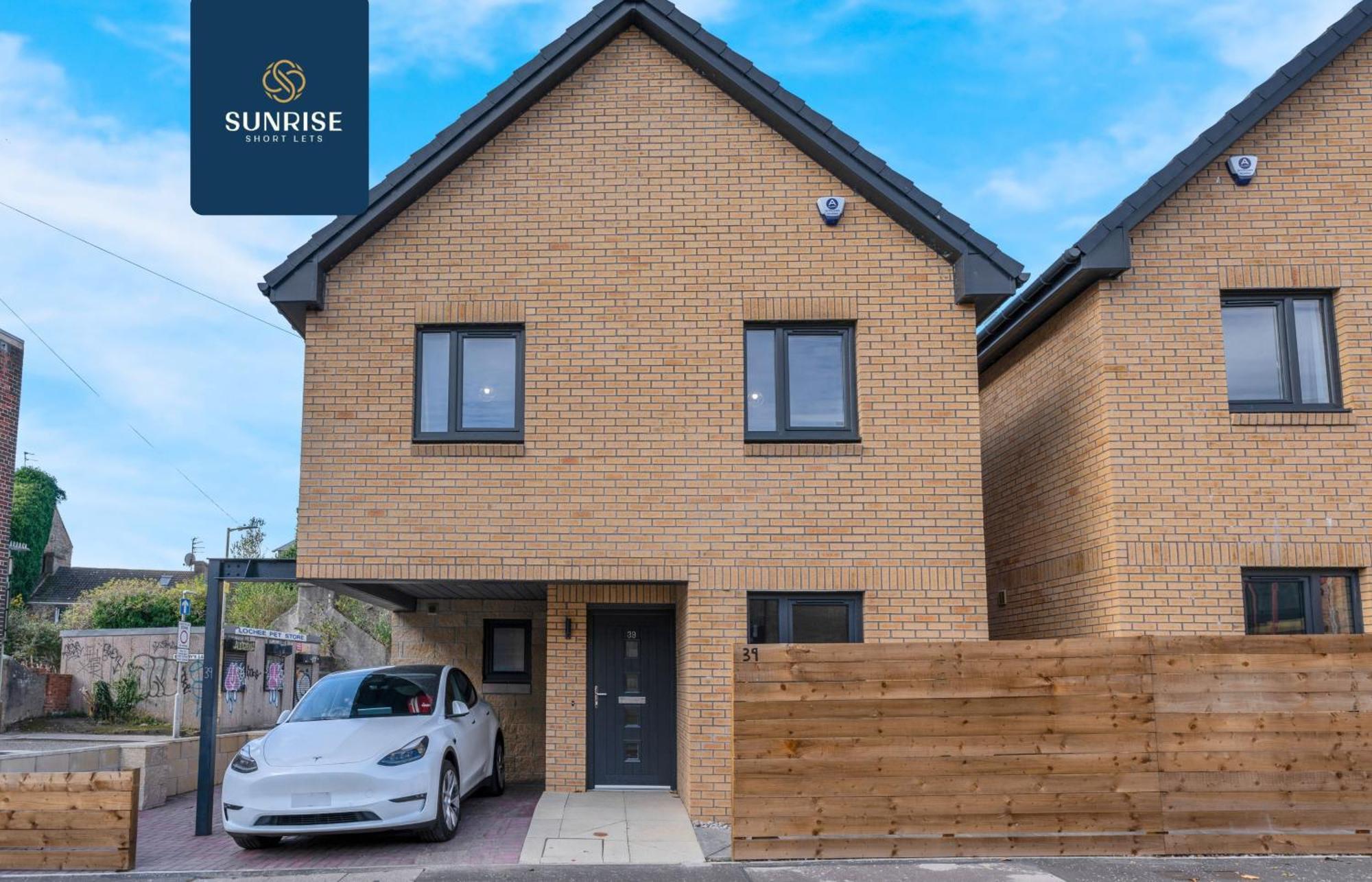 L2 - Stunning 4 Bed House With 6 Beds And 3 Bathrooms, Tvs In Each Room, Free Parking, Fully Equipped, Local Amenities, Easy Ring Road Access, Special Rates Ask Sunrise Short Lets Dundee Exterior photo