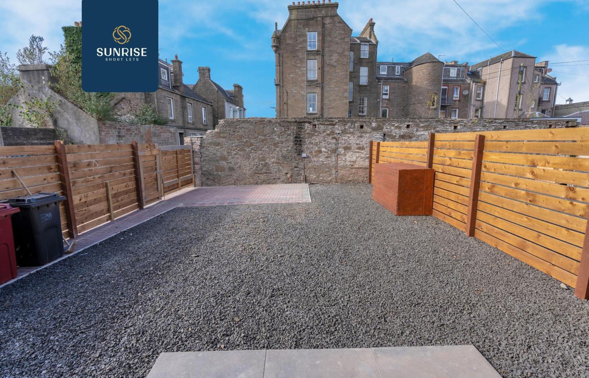 L2 - Stunning 4 Bed House With 6 Beds And 3 Bathrooms, Tvs In Each Room, Free Parking, Fully Equipped, Local Amenities, Easy Ring Road Access, Special Rates Ask Sunrise Short Lets Dundee Exterior photo