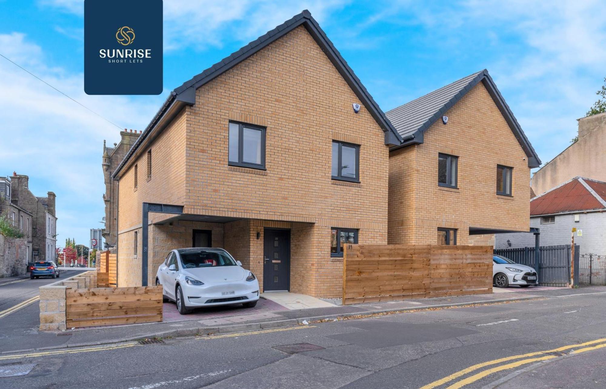 L2 - Stunning 4 Bed House With 6 Beds And 3 Bathrooms, Tvs In Each Room, Free Parking, Fully Equipped, Local Amenities, Easy Ring Road Access, Special Rates Ask Sunrise Short Lets Dundee Exterior photo