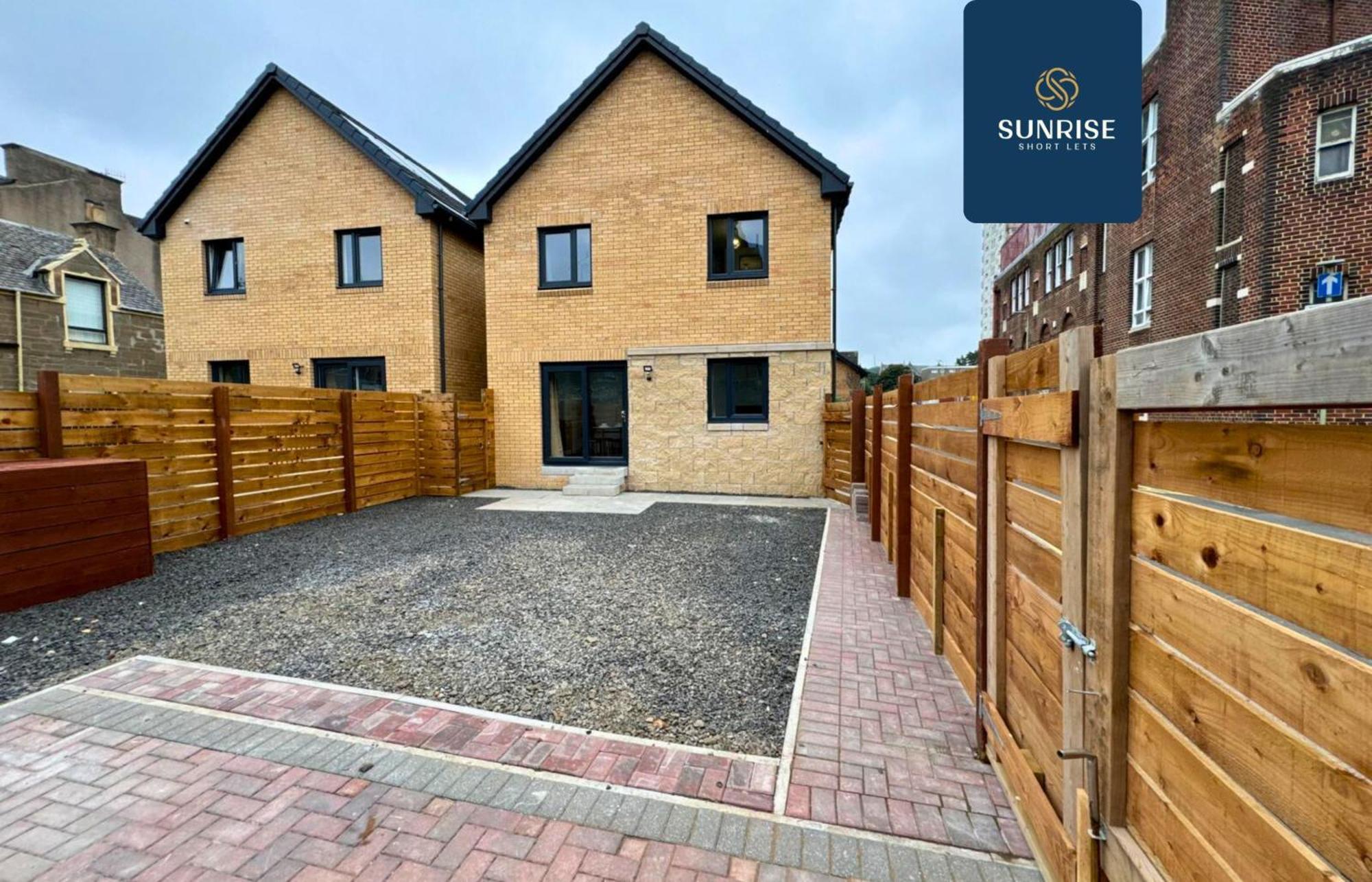 L2 - Stunning 4 Bed House With 6 Beds And 3 Bathrooms, Tvs In Each Room, Free Parking, Fully Equipped, Local Amenities, Easy Ring Road Access, Special Rates Ask Sunrise Short Lets Dundee Exterior photo